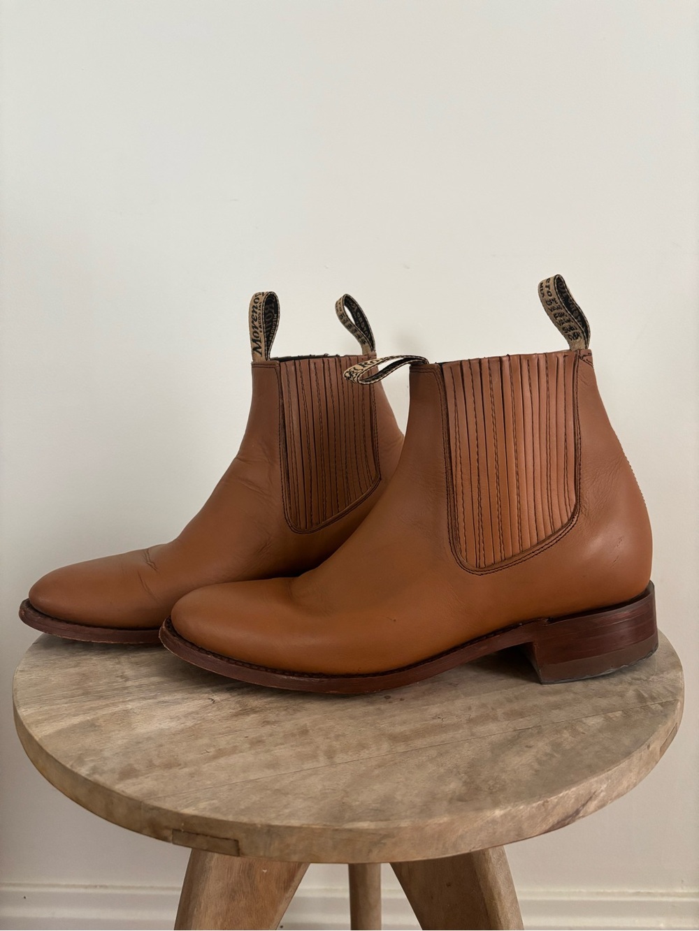 Moreno RomeroMen's Chukka Boots in Tan Leather
